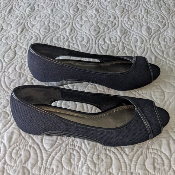 Dark Blue Reserve Dress Barn Cut-out Open Toe shoes in a size 8 - Picture 4 of 7
